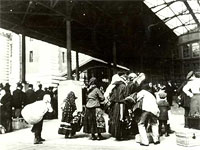 Immigranter anländer till Ellis Island