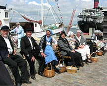 Emigranterna vntar p bten i Gteborgs Hamn.